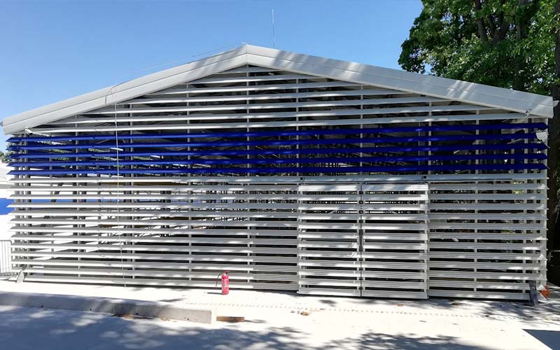 Installation of SYBA Z 120 vertical plane extruded aluminum lamellar mechanical cover wall in Környe